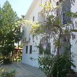 Garden Bed & Breakfast *