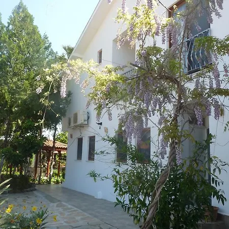 Garden Bed and breakfast *