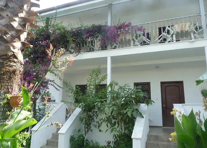 Garden Bed & Breakfast *